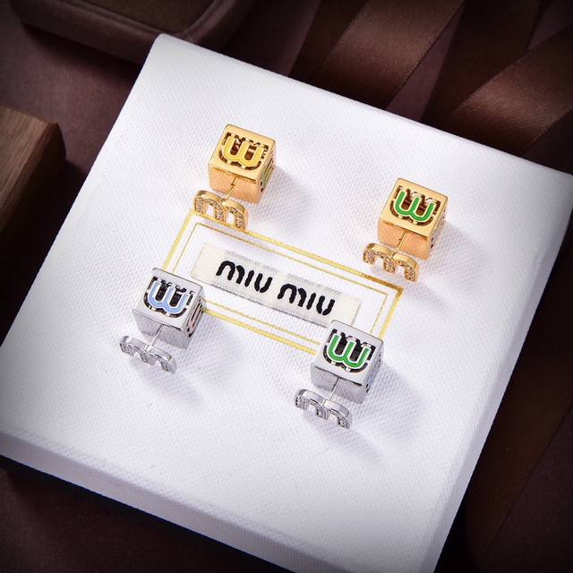 新品原单货 新款miumiu字母耳钉专柜一致黄铜材质 超级有质感
